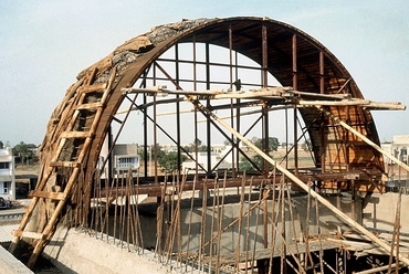 A Doshi tervezte Sangath Építésziroda építése 1980. Kép 1980© Vastushilpa Foundation, Ahmadábád