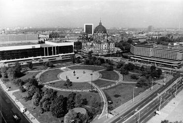 A berlini Marx-Engels-Forum. Balra a Palast der Republik, jobbra a Palasthotel. Középen a berlini dóm áll. A háttérben balra a Külügyminisztérium. Kép: Bundesarchiv, azonosító szám: 183-1987-0527-010