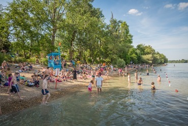 A Maradjanak a FÁK a Rómain csoport programjaiból: a Valyóval közösen szervezett Római szabadstrand teljes üzemben, június 29-én. Kép: Maradjanak a FÁK a Rómain