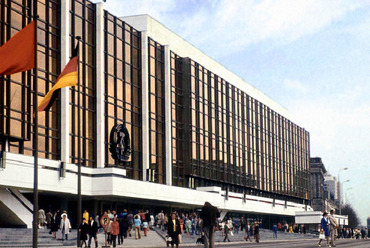 A Palast der Republic főhomlokzata. Fotó: Lutz Schramm, Wikimedia Commons