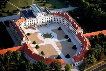 A fertődi Esterházy-kastély légifelvételen. Fotó: Daniel Somogyi-Tóth, www.legifotok.hu, forrás: Wikimedia Commons