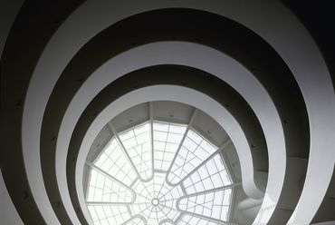 A belső teret a természetes napfényt beengedő okulusz koronázza - fotó: David Heald / The Solomon R. Guggenheim Foundation, New York