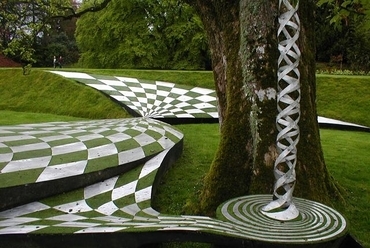 Charles Jencks: A Garden of Cosmic Speculation részlete, Dumfries, Skócia. Fotó: Flexdream, Wikimedia Commons