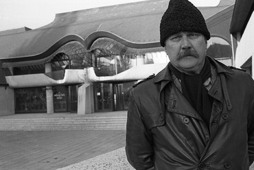 Makovecz Imre az általa tervezett Művelődés Háza és Könyvtára előtt, Sárospatakon. 1989. Fotó: Fortepan/Urbán Tamás