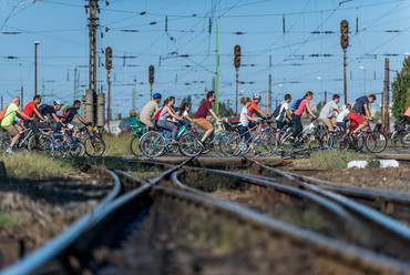 Kerékpárosok a jelenlegi, sorompós kereszteződésben (Fotó: zuglo.hu)