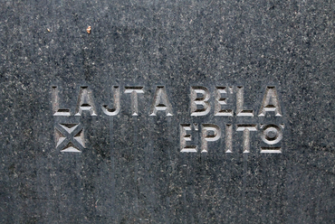 A tervező, Lajta Béla névfelirata egy sírkövön a Salgótarjáni úti zsidó temetőben. Fotó: Kovács Dániel, Építészfórum