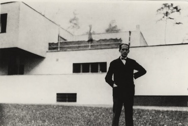 Walter Gropius Dessauban álló háza előtt, 1926/1927, A fotó tulajdonosa: © Stiftung Bauhaus Dessau, Forrás: képernyőkép a Google Arts & Culture, Bauhaus Everywhere gyűjteményéből