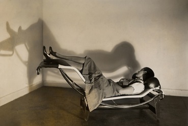 Az 1929-es őszi szalonon bemutatott pihenőszék (Charlotte Perriand, Pierre Jeanneret, Le Corbusier). Fotó: Fondation Louis Vuitton
