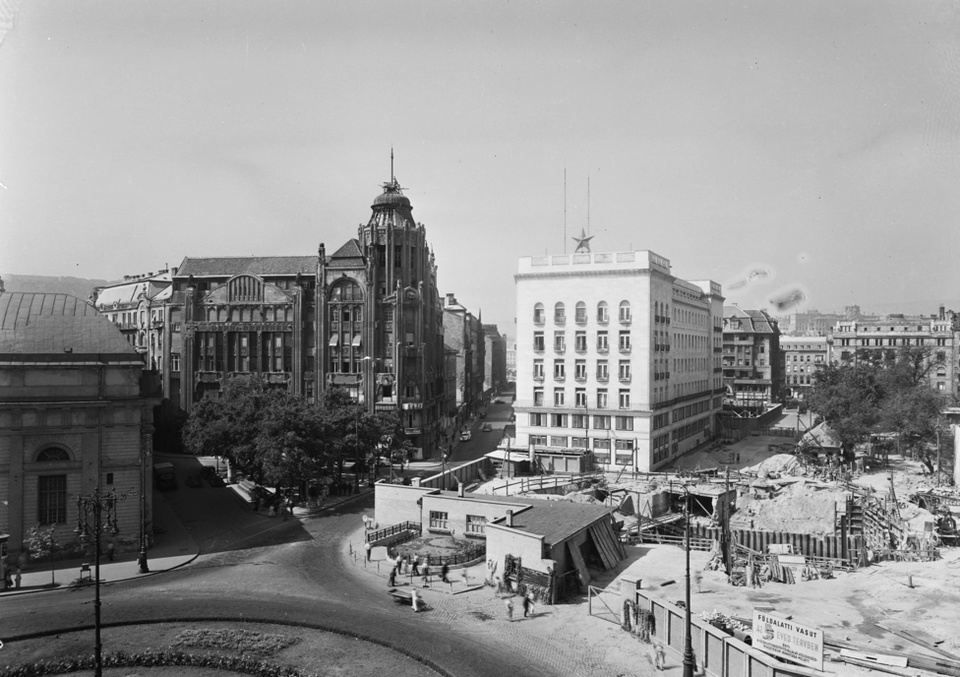 A Modern és Breitner áru- és lakóház a torony 1953-as elbontása előtt