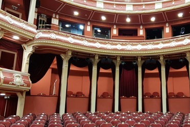 A Csiky Gergely színház dekortextíliái (Forrás: Diotex)