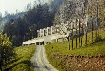 Hans Purin: Halde lakónegyed, Bludenz, 1965–1967. A negyed másik ütemében emelt kilenc ház látképe. Kép © Architekturzentrum Wien, fotó: Friedrich Achleitner