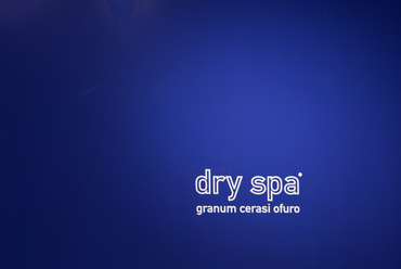 Lakner Antal:  Dry spa, 2019. kőrisfa, cseresznyemag,  68,5 x 190 x 70 cm   © a Glassyard jóvoltából fotó: Eln Ferenc  