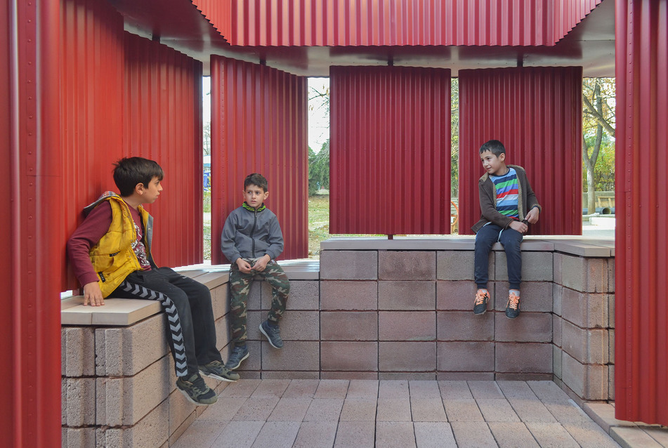 Befogad és utat mutat: borvörös lakótelepi pavilon Tbilisziben