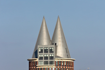 Adolfo Natalini: Natalini-torony, Roermond, Hollandia (1999-2010). Fotó: Raimond Spekking , Wikimedia Commons