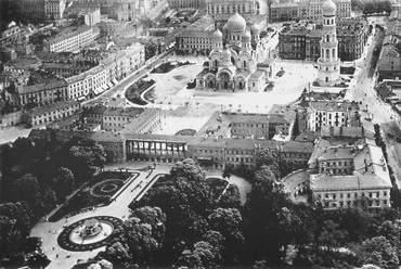 A Szász-palota és előtte az orosz ortodox templom a mai tér helyén, 1919 körül. Forrás: a szerző archívuma