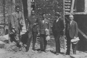 Károlyi Antal (a kép bal szélén) 1930-ban a Magyar Rádió építkezésén. Forrás: Károlyi Antal: Emlékezés Wälder Gyula építészre