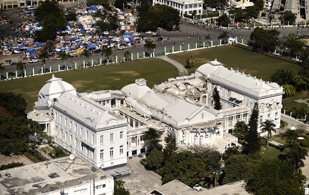 A romos elnöki palota 2010. január 28-án; a háttérben ideiglenes felhúzott sátorváros. Fotó: US Navy, via Wikimedia Commons