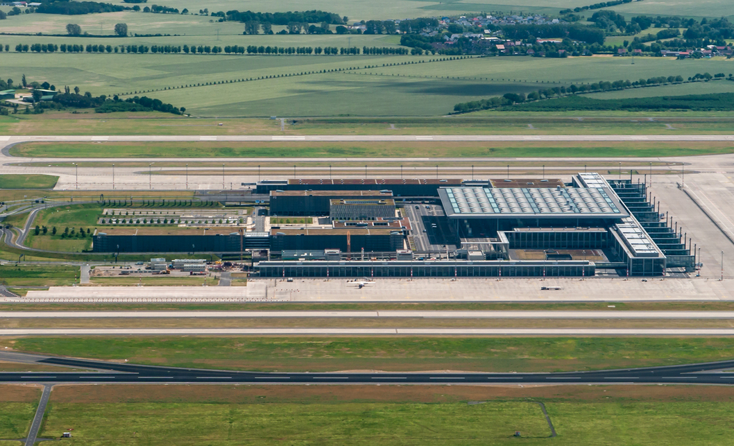 A Berlin-Brandenburg Willy Brandt Nemzetközi Repülőtér a magasból. Fotó: Matti Blume, Wikimedia Commons