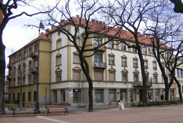 Békéscsaba, Szent István tér, Katolikus bérpalota, tervező: Quittner Ervin (a szerző felvétele)