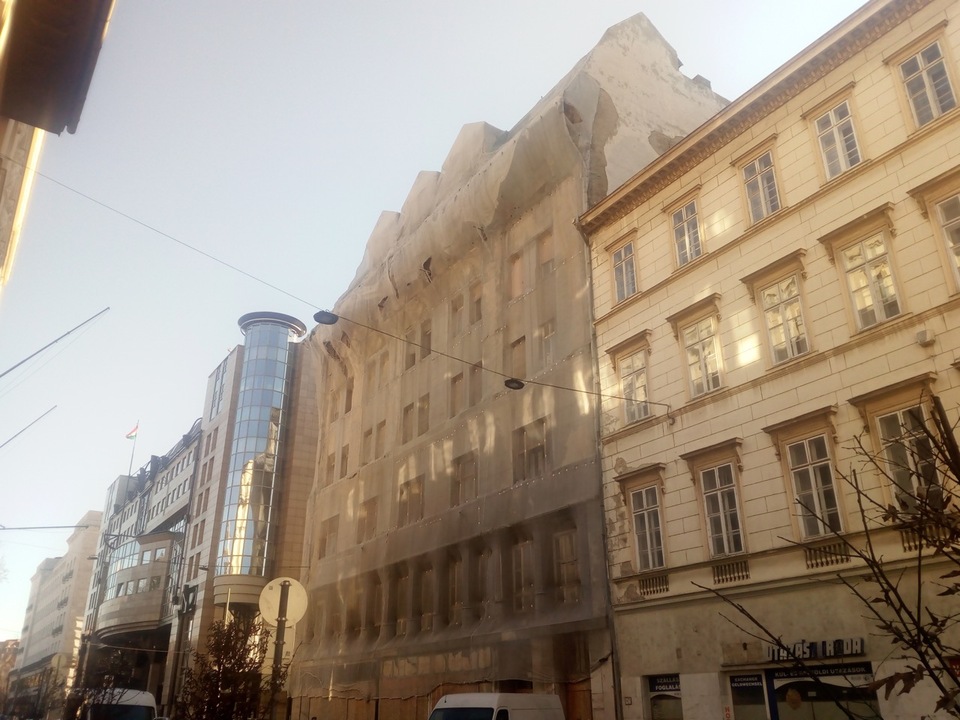 Kármán Géza Aladár és Ullmann Gyula tervei alapján 1910-ben elkészült Bécsi és Harmincad utca sarkán álló épület 2019-es állapota