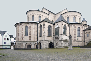 A háborúban találatot kapott Sankt Maria im Kapitol rekonstrukciója, Tervező: Willy Weyres, 1956 – 1976/1984, Fotó forrása: Wikipedia Commons, Feltöltő: Hpschaefer