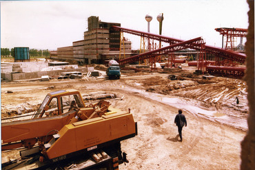 A tapolcai KŐSZIG bazaltgyapotgyár építése. Tervező: IPARTERV, irányító tervező: Cs. Juhász Sára. Forrás: Cs. Juhász Sára hagyatéka