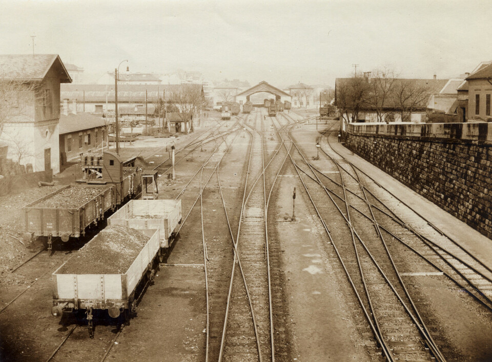 A Déli pályaudvar a favázas csarnokkal a Márvány utcai hídról nézve, 1906. Fotó: Fortepan (Nr. 115833), adományozó: Széman György   