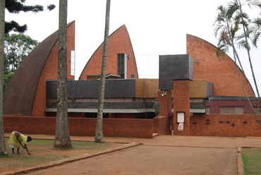 Justus Dahinden: Szent Noa Mawaggali templom, Mityana, Uganda (1965-1988). Fotó: Philipp Jakob, Wikimedia Commons