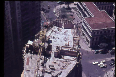 Az építés alatt álló Edifício Itália (1956-1965) a Copan-ház tetejéről fényképezve. Befejezésekor Brazília második legmagasabb tornya volt
