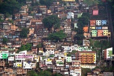 Favela Santa Marta, André Sampaio felvétele. Forrás Wikimedia Commons.