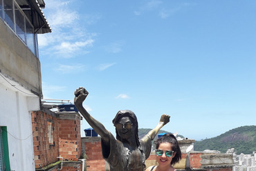 Favela Santa Marta, Michael Jackson életnagyságú szobra, és a cikk szerzője. Paár Eszter Szilvia felvétele, 2019.