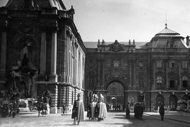 A Királyi Palota Hunyadi udvara 1936-ban, balról a Mátyás király kút, az Oroszlános Kapu, jobbról a főőrség épülete. Fotó: Fortepan / Ted Grauthoff