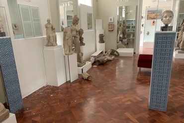 Megsérült kiállítási tárgyak a zágrábi Régészeti Múzeumban. Fotó: Arheološki muzej u Zagrebu – AMZ Facebook-oldal