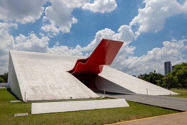 Auditório Ibirapuera, főhomlokzat. Fotó: Paul R. Burley. Forrás: Wikimedia Commons