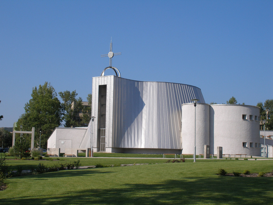 Justus Dahinden: Assisi Szent Ferenc templom, Pozsony, Szlovákia (2002). Fotó: Jozef Kotulič, Wikimedia Commons