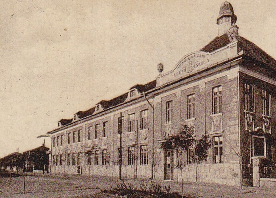 Rákospalota, Madách (Kozák) tér, elemi iskola 1940 körül, tervező: Wellisch Andor (képeslap a szerző gyűjteményéből)