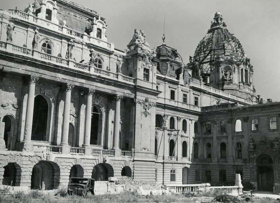 A romos királyi palota a Hunyadi udvar felől, 1946. Fortepan / Adományozó: Archiv für Zeitgeschichte Eth. Zürich, Agnes Hirschi. Carl Lutz felvétele. Képszám: 105721