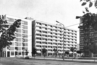 Boruzs Bernát - Sum Mihály: 74 lakásos lakóház, Debrecen, Petőfi tér. 1968. Forrás: ÉM. Debreceni Tervező Vállalat 1966-70, 15.o.