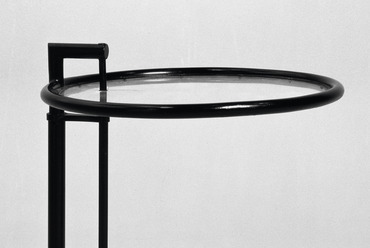 Reggeliző asztalka, 1926-29. Forrás: Centre Pompidou