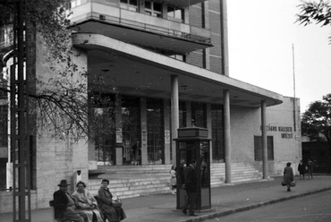 Fotó a Baleseti Intézet bejáratáról 1961-ből, Forrás: Fortepan