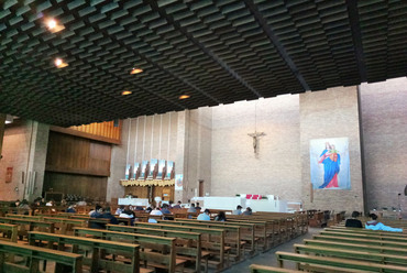 Bologna, La Chiesa di San Giovanni Bosco, belső tér, Quartiere Savena, Giuseppe Vaccaro, 1958-1968. Fotó: Lampert Rózsa