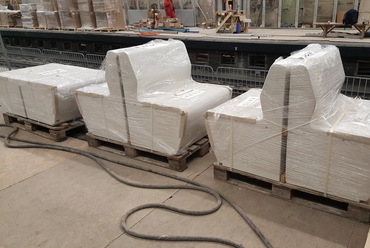A LUNGO székek leszállítása a metró felújításához. Fotó: VPI