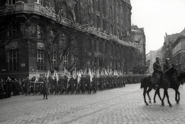 A Bólyai Akadémia díszszázada a Szovjetunióból hazahozott 1848-as honvédzászlókkal a Széchenyi téren, 1941. március 24. Fotó: Fortepan / Lenkey Márton 