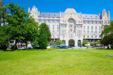 A Széchenyi tér zöldje ma. Forrás: expedia.com
