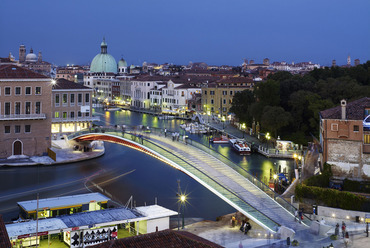 A Canal Grande negyedik hídja, Velence, 1996-2008. Fotó © Burg / Schuh, Palladium Photodesign, a Museo e Real Bosco di Capodimonte jóvoltából