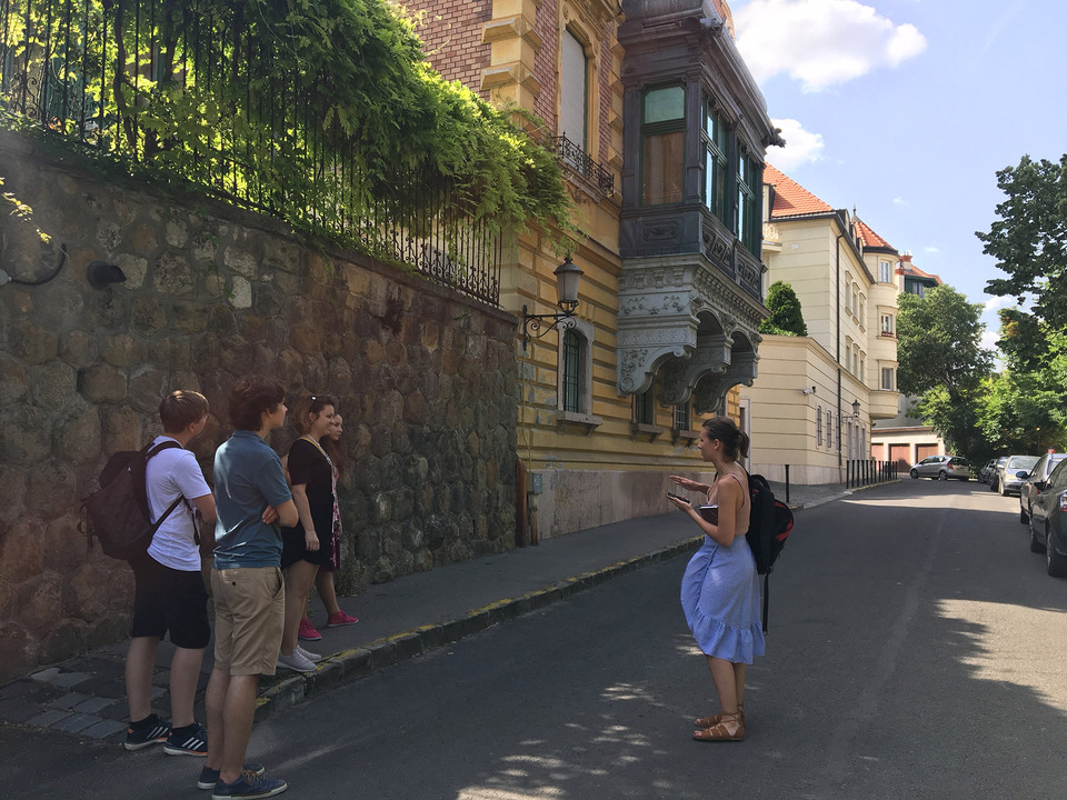 A Toldy Gimnázium hallgatói által tartott séta. Fotó: Klaniczay János