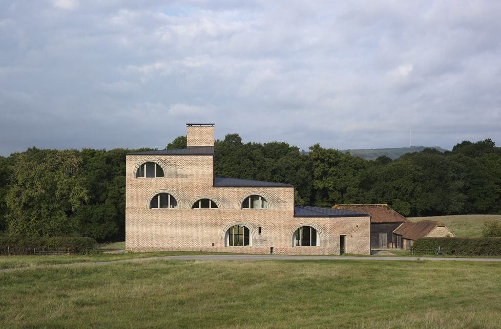 Adam Richards Architects: Nithurst Farm. A keleti oldal, a háttérben a megőrzött, korábbi kiszolgáló épületek. Fotó: Brotherton Lock