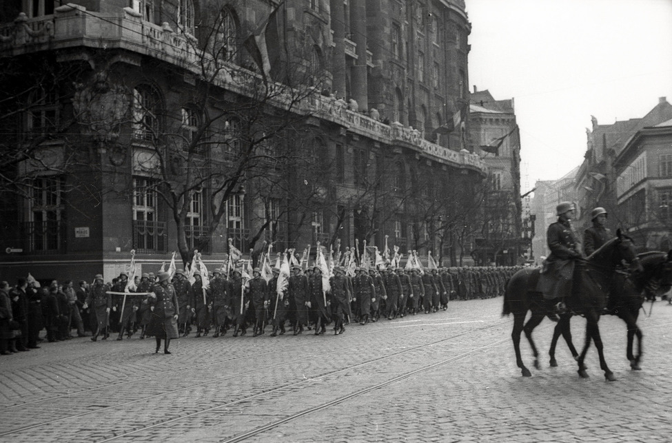 A Bólyai Akadémia díszszázada a Szovjetunióból hazahozott 1848-as honvédzászlókkal a Széchenyi téren, 1941. március 24. Fotó: Fortepan / Lenkey Márton