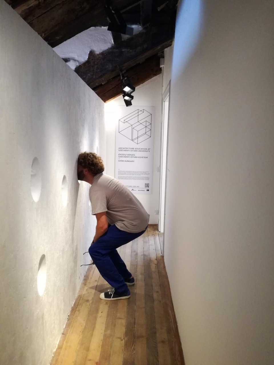 Kiállítás a Velencei Biennále hivatalos társeseményén a Palazzo Mora tetőterében, 2018 - fotó: Széchenyi István Egyetem Épülettervezési Tanszék archívuma