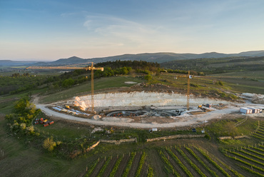 Tokaj-Hegyalján épül a Sauska új borászata. Építészet: BORD Építész Stúdió. Fotó: Palkó György